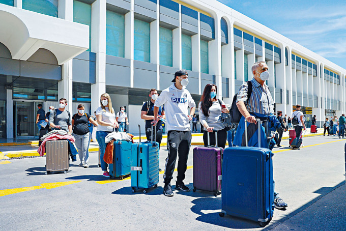 德國和瑞士遊客在希臘克里特島的機場排隊。