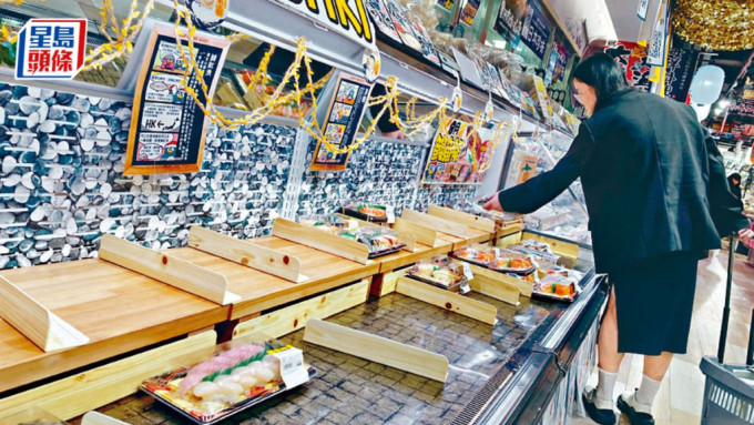 日式超市寿司刺身柜上的货品所馀无几。褚乐琪摄