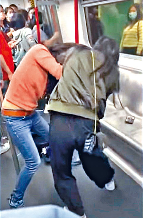 ■两女子在港铁车厢大打出手。
