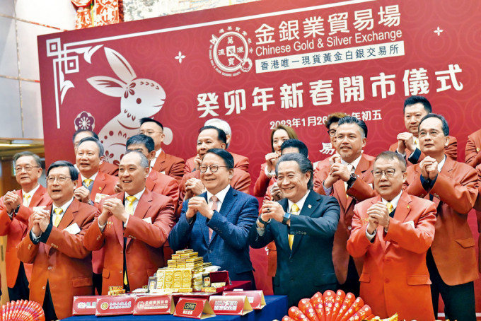 陈国基与张德熙出席金银业贸易场新春开市仪式。