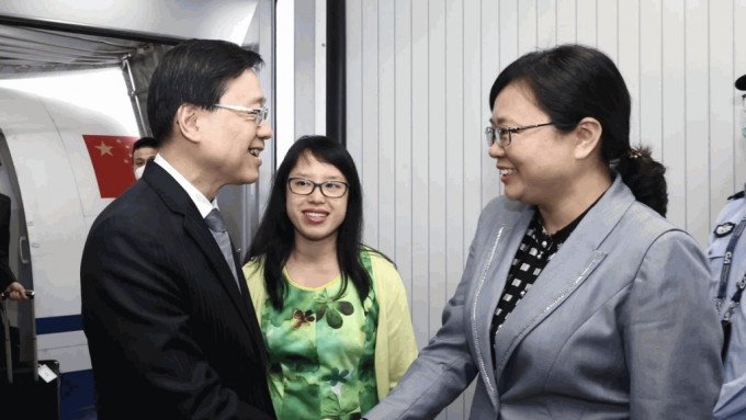 李家超（左）获重庆市副市长张国智（右）迎接。政府新闻处图片