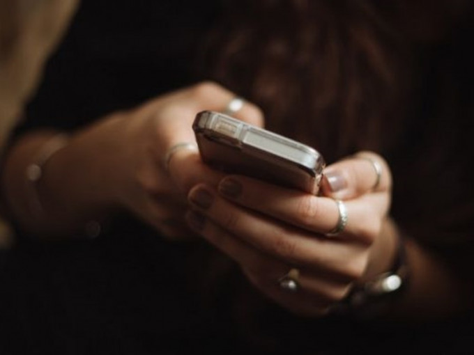 女子收到自稱銀行職員的短訊後被騙。配圖與本文無關