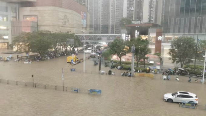 龍華「壹方城」及「壹方天地」商場外圍馬路水浸。