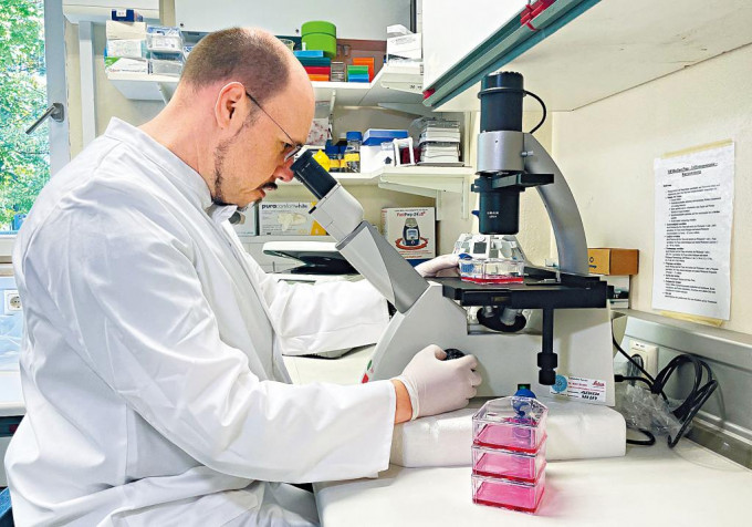 德国军方微生物研究院院长韦尔费尔，上周五在实验室研究猴痘病毒。