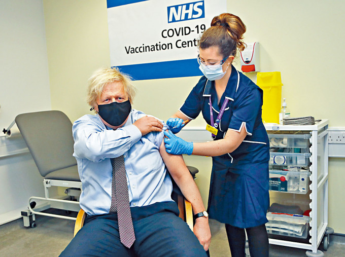 ■约翰逊在伦敦一所医院接种牛津疫苗。