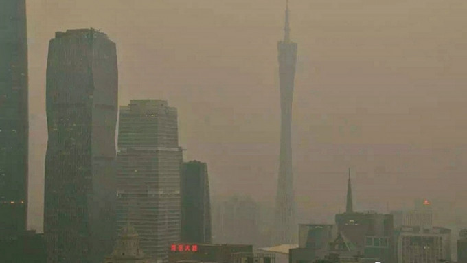 廣州「小蠻腰」在霧霾中若隱若現。