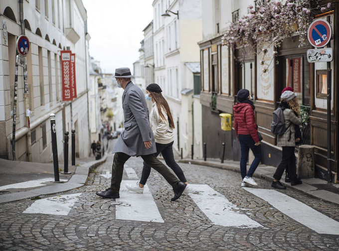 法国单日新增确诊人数首次超过5万人。AP