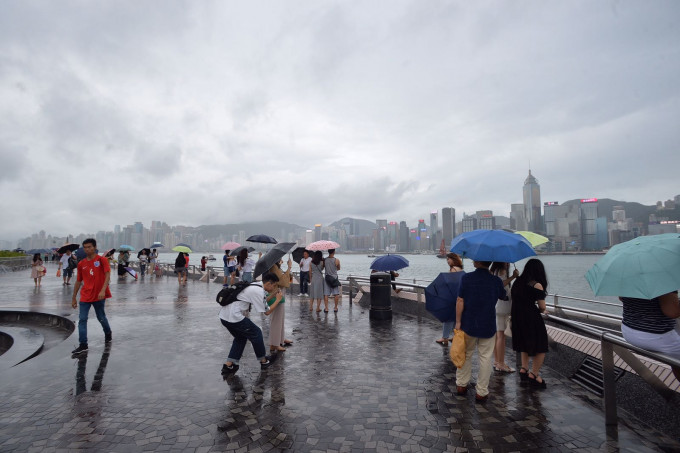 天文台预测本港地区今日大致多云，有几阵骤雨，局部地区有雷暴。