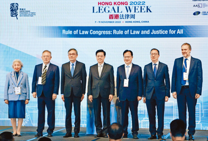 香港法律周闭幕活动昨举行。特首李家超（中）、中联办副主任陈冬（右三）等嘉宾出席活动。
