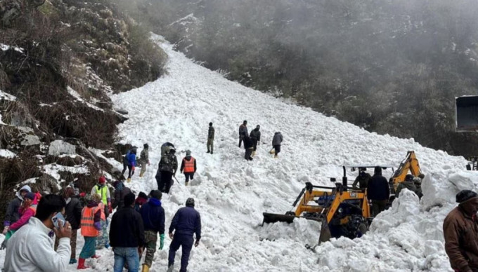 救援人员在雪崩现场尝试找寻生还者。(路透社)