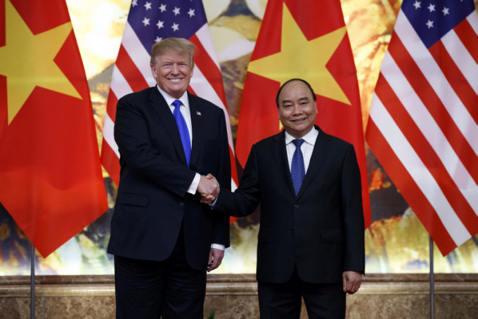 特朗普與越南總理阮春福會面，並見證兩國代表簽署多項商貿協議。AP
