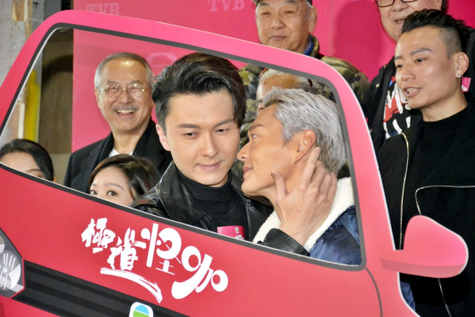王浩信和张振朗在新剧中有hehe感情戏关系错摸。