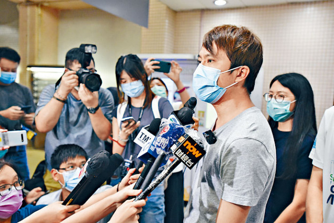 邝俊宇被捕不适送院治理后，昨晚出院时否认掷水樽。