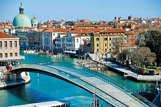 威尼斯「玻璃桥」将要换走玻璃。