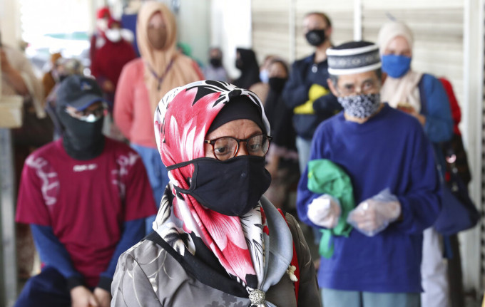 印尼大学研究指出，若当局并未禁止返乡，截至7月人口最多的爪哇岛恐有百万人染疫。AP