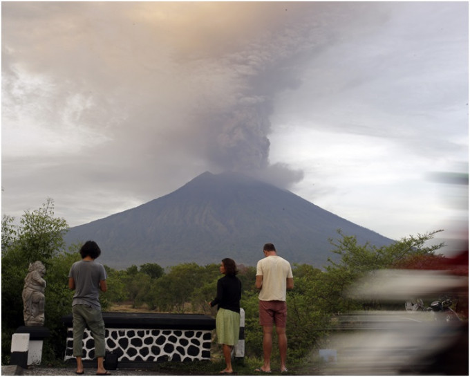 阿貢火山繼續噴出大量火山灰和煙霧。AP