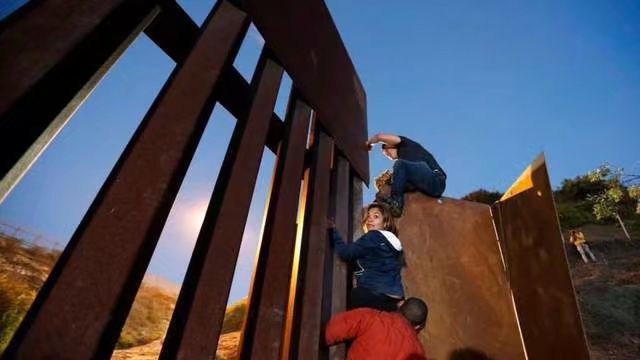 浪费大量金钱建好了的部份美墨边境墙，变成儿童游乐场。