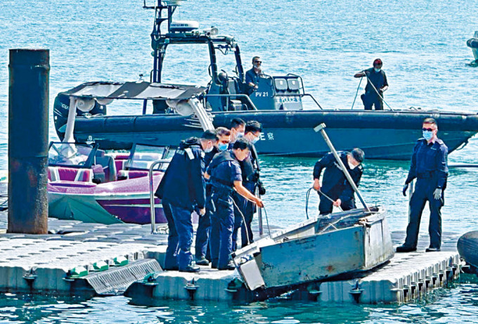 涉事舢舨及滑水快艇被拖往对面海水警基地进行调查。 