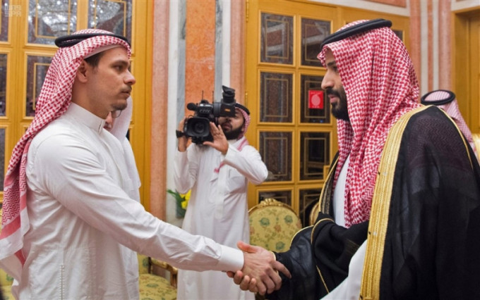 沙持國王薩勒曼及王儲穆罕默德本薩勒早前接見卡舒吉長子薩拉赫，被批評是玩弄公關技倆。（網圖）