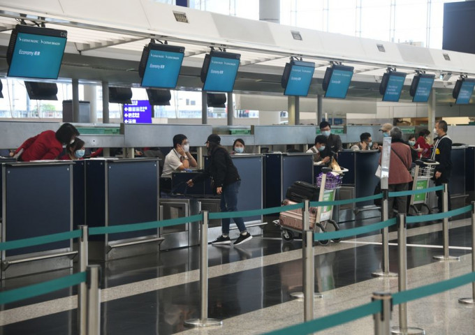 国泰航空与国泰港龙航空于4月份合共载客13729人次。