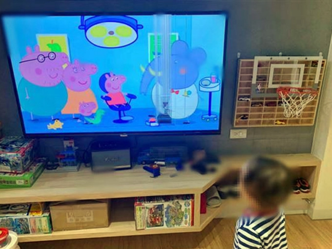 台灣一名2歲小男孩把家裏新買的電視打爛，原因竟是拯救電視中的小主角。網圖