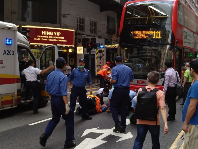 灣仔道一輛九巴撞倒一名過路男子。 香港交通突發報料區FB/網民Yan Lky‎圖