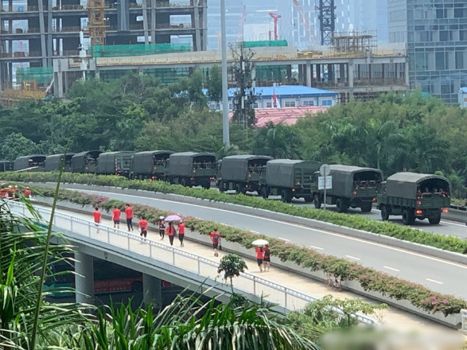 有市民在前日拍到武警車隊在深圳集結的畫面。　網圖