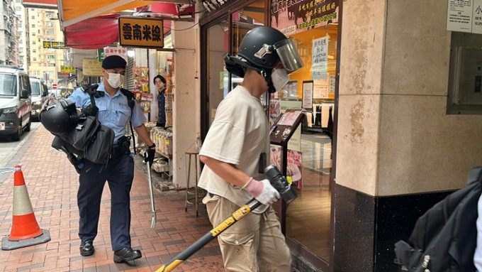 警员带备爆破工具上楼调查。刘汉权摄