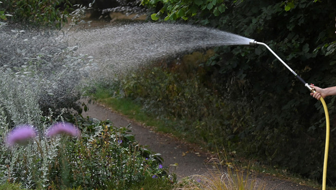 伦敦一个家庭使用花园的水管。