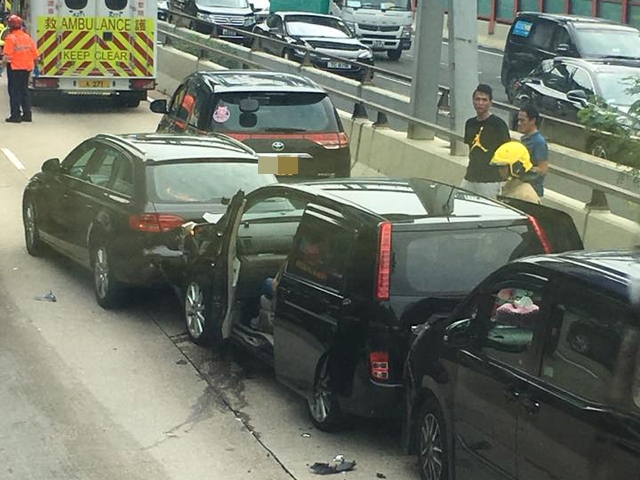 長沙灣呈祥道發生5車相撞意外。  香港交通突發報料區FB/網民Yau Lam‎圖