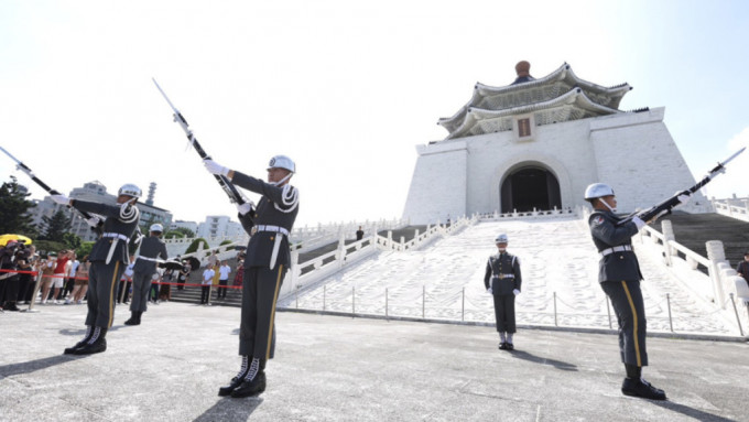 台湾的中正纪念堂仪仗队，首次移师户外举行换班仪式。中时