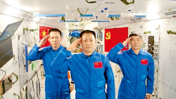 身處中國太空站的聶海勝、劉伯明、湯洪波，祝賀黨慶。