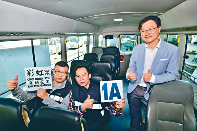 小巴公司負責人馮致華（右）表示，近年內地駕駛文化已大幅改善，對內地司機的駕車技術有信心。