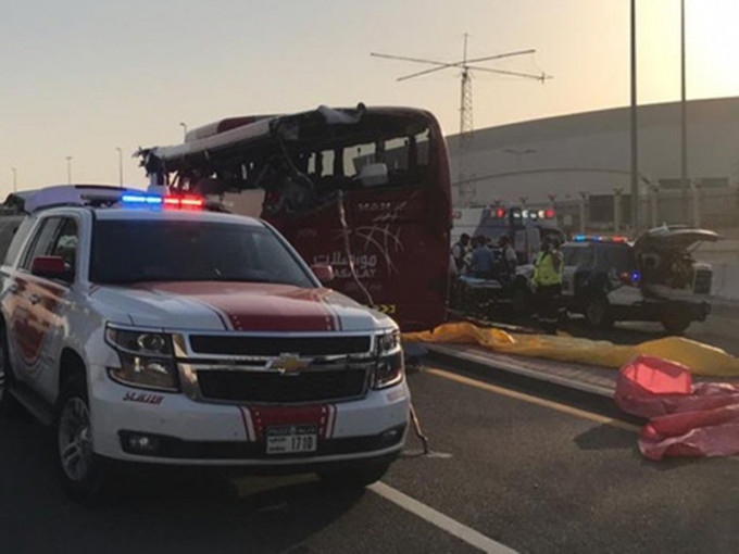 杜拜一輛旅遊巴誤闖小型車專用車道，導致上層車廂左側直接撞擊路旁的限高標示柱。　AP圖片