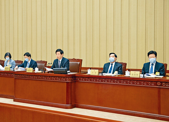 人大常委会会议昨午在北京人民大会堂举行，由委员长栗战书（右二）主持，未提及有讨论香港的议题。
　　