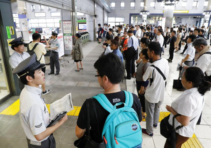 日本航空公司宣布取消204四班前往南部和西南部方向的航班。 AP