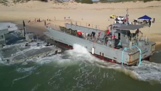 美军救援船只和浮动码头搁浅现场。 央视截图