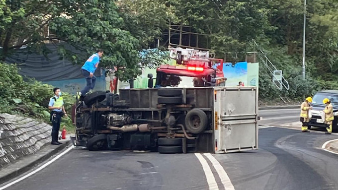 輕型貨車橫亙路中心，荃錦公路（來回方向）近香港槍會的全線一度需要封閉。網上圖片