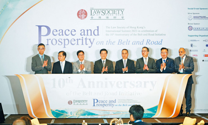香港律師會昨舉行「一帶一路」倡議十周年國際高峰論壇。陳澤銘、李家超、劉光源及林定國等出席。