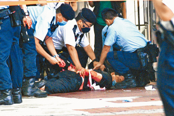 去年七月一日，疑兇於銅鑼灣刺警後自插胸口身亡。