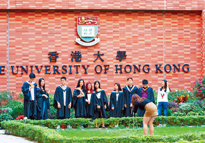本港五所大学在QS世界大学排名榜上跻身百大。香港大学和科技大学排名最高，分别位列全球二十二位及二十七位。