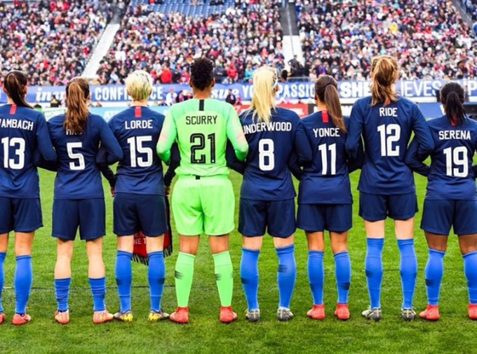 美國女足穿上印有全球具代表性女性名字的球衣。網圖