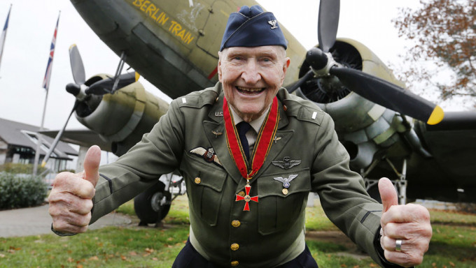 冷战时空投糖果给德国儿童的前美军战机机师101岁辞世。AP图