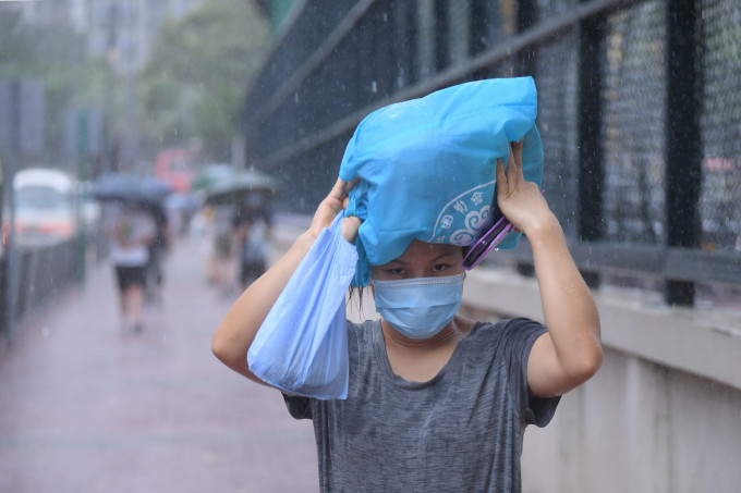 预测星期日大致多云，有几阵骤雨。早上骤雨较多及有狂风雷暴。资料图片