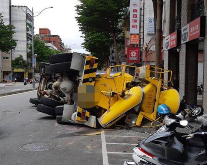 水泥車疑因車速過快導致失控。