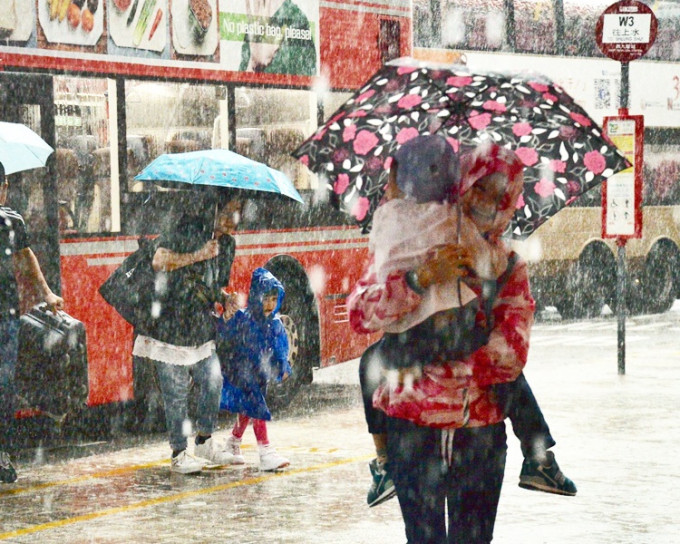 位於珠江口的大驟雨及狂風雷暴正向東南移動。