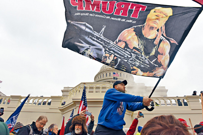 特粉周三在国会外示威，挥舞特朗普大旗。