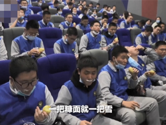 500多名學生包場看《長津湖》後，齊齊體驗吃凍馬鈴薯。網圖