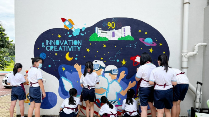 21名本地艺术家与30间学校的学生，携手完成壁画。