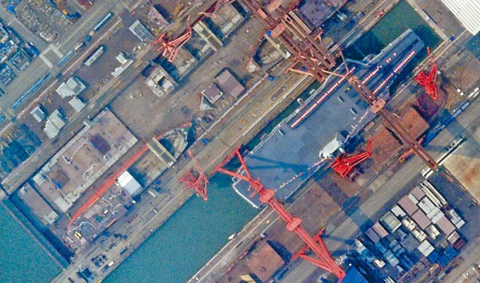 衞星图片显示上海船厂「003型」航母船坞已灌水，船身挂上「满旗」。